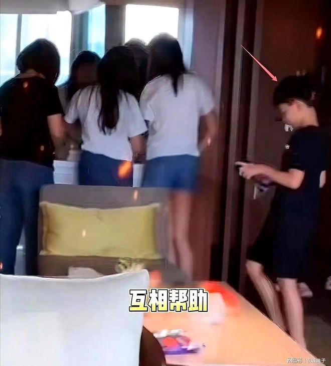 玥儿越来越开朗！汪小菲高兴极了大S女儿带3名同学到家里游泳小(图5)