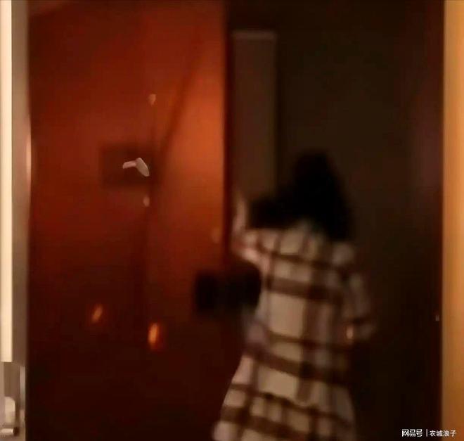 玥儿越来越开朗！汪小菲高兴极了大S女儿带3名同学到家里游泳小(图4)